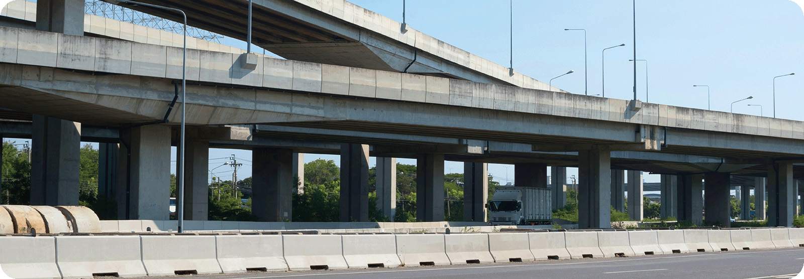 Un échangeur d'autoroute