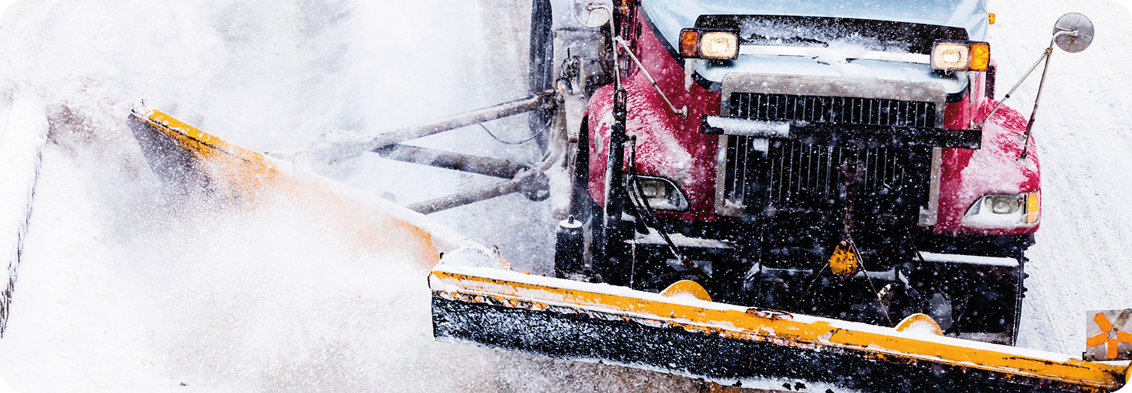 Chasse-neige en plein déblayage d'une rue